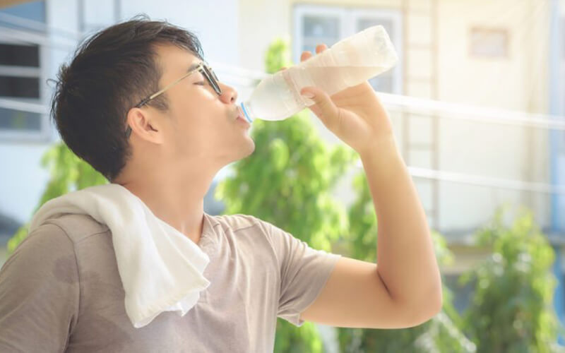 Uống nhiều nước là cách giảm cân cho nam hiệu quả
