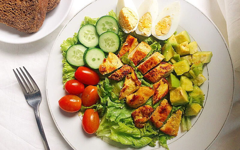 Ăn ức gà giảm cân với salad giảm cân