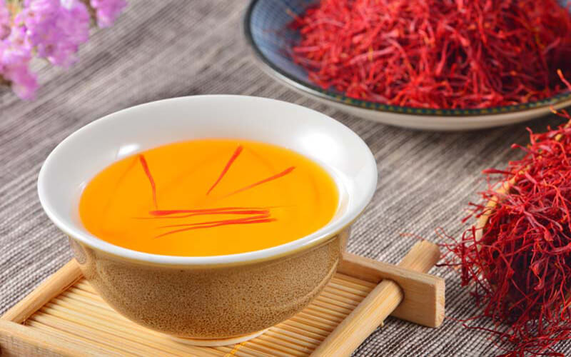 Kết hợp saffron giảm cân với nước ấm