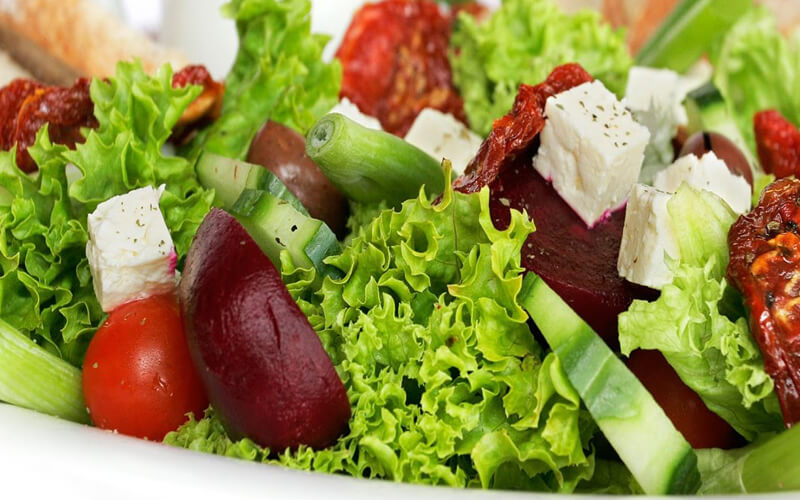 Thực đơn giảm cân cho nữ với salad rau củ